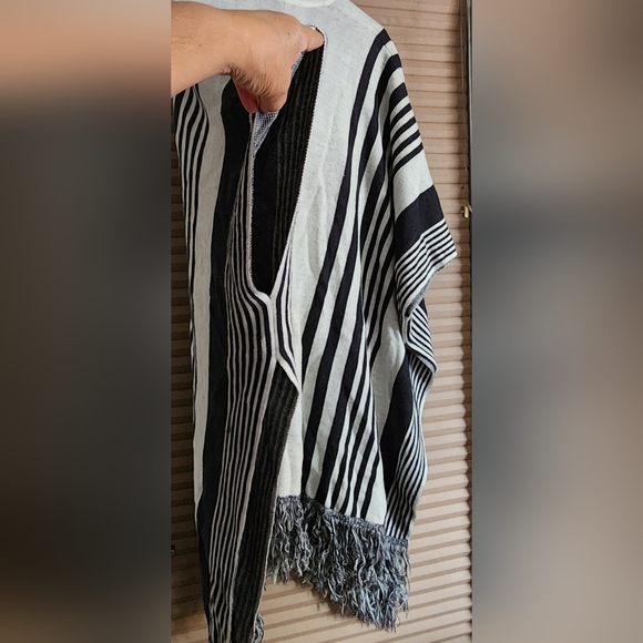 Forever21 Women's Open Front,Slipin Arms Poncho/Shawl Fringe Bottom.SizeS/M Used - Picture 2 of 5